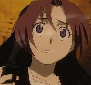 Yukio Washimine, personagem de Black Lagoon, exibe medo com olhos arregalados, segurando uma arma em cenário urbano sombrio.