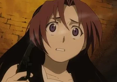 Yukio Washimine, personagem de Black Lagoon, exibe medo com olhos arregalados, segurando uma arma em cenário urbano sombrio.