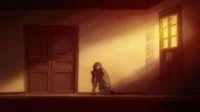 Um adulto ajoelhado abraça uma criança num quarto escuro. Raios de luz dourada da janela criam um clima melancólico para [Nome da Série].