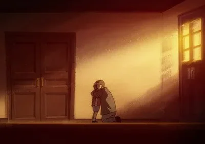Um adulto ajoelhado abraça uma criança num quarto escuro. Raios de luz dourada da janela criam um clima melancólico para [Nome da Série].