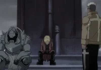 Fullmetal Alchemist: Edward, Alphonse e Scar sob chuva num cenário cinzento. Edward está desolado, a cena transmite melancolia.