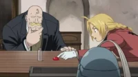 Fullmetal Alchemist:Brotherhood – T01E06:Um Caminho Esperançoso 7 Fullmetal Alchemist:Edward Elric (loiro) apresenta uma pedra vermelha a Armstrong,careca e de bigode,em uma mesa de madeira. Tensão visível.