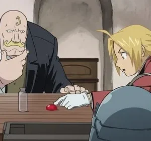 Fullmetal Alchemist: Edward Elric (loiro) apresenta uma pedra vermelha a Armstrong, careca e de bigode, em uma mesa de madeira. Tensão visível.