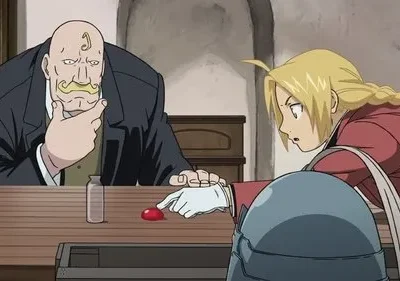 Fullmetal Alchemist: Edward Elric (loiro) apresenta uma pedra vermelha a Armstrong, careca e de bigode, em uma mesa de madeira. Tensão visível.