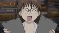Fullmetal Alchemist:Brotherhood – T01E07:A Verdade Escondida 6 Jovem Riza Hawkeye (Fullmetal Alchemist) de óculos,rindo feliz com pastas,contra uma parede de livros.