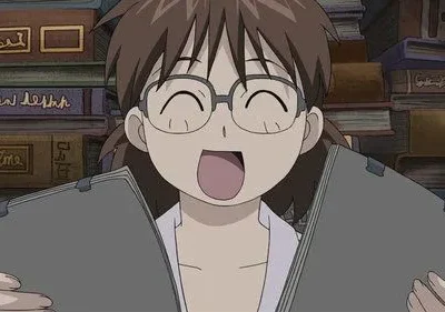 Jovem Riza Hawkeye (Fullmetal Alchemist) de óculos, rindo feliz com pastas, contra uma parede de livros.