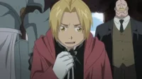 Fullmetal Alchemist:Brotherhood – T01E08:O Quinto Laboratório 5 Fullmetal Alchemist:Edward Elric chocado entre Alphonse (armadura) e um homem forte de bigode. Fundo escuro,clima tenso.