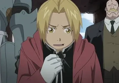 Fullmetal Alchemist: Edward Elric chocado entre Alphonse (armadura) e um homem forte de bigode. Fundo escuro, clima tenso.