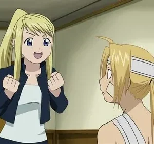 Em Fullmetal Alchemist, Winry, com punhos cerrados e sorriso animado, encara Edward, ferido e surpreso, em um quarto.