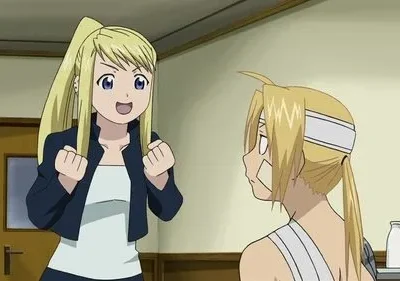 Em Fullmetal Alchemist, Winry, com punhos cerrados e sorriso animado, encara Edward, ferido e surpreso, em um quarto.