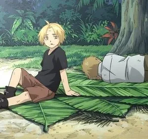 Edward Elric, loiro e cansado, sentado em folhas. Alphonse dorme sob árvore, em selva tropical de Fullmetal Alchemist.