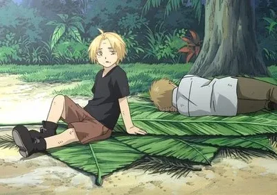 Edward Elric, loiro e cansado, sentado em folhas. Alphonse dorme sob árvore, em selva tropical de Fullmetal Alchemist.
