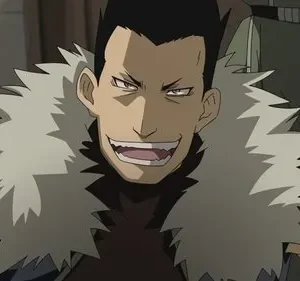 Scar de Fullmetal Alchemist, com um sorriso astuto e gola de pele clara, olha diretamente. Fundo escuro realça seu semblante ameaçador.