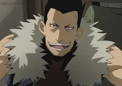 Scar de Fullmetal Alchemist, com um sorriso astuto e gola de pele clara, olha diretamente. Fundo escuro realça seu semblante ameaçador.