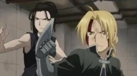 Fullmetal Alchemist:Brotherhood – T01E14:Aqueles Que Se Escondem no Subterrâneo 10 Dois personagens de Fullmetal Alchemist em confronto intenso. Scar,de cabelo escuro,empunha uma lâmina,enquanto Edward,loiro e ferido,encara com fúria.