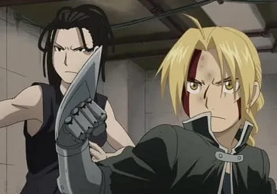 Dois personagens de Fullmetal Alchemist em confronto intenso. Scar, de cabelo escuro, empunha uma lâmina, enquanto Edward, loiro e ferido, encara com fúria.