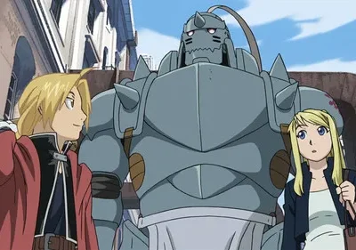 Fullmetal Alchemist: Edward sorrindo com mala, Alphonse (armadura) e Winry surpresa, em rua urbana. Clima de aventura.