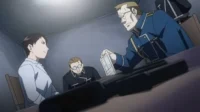 Fullmetal Alchemist:Brotherhood – T01E17:Chamas Frias 7 Fullmetal Alchemist:Oficial militar de uniforme azul segura documento,enquanto uma mulher o observa. Clima tenso numa sala escura.