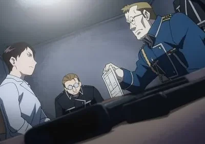 Fullmetal Alchemist: Oficial militar de uniforme azul segura documento, enquanto uma mulher o observa. Clima tenso numa sala escura.
