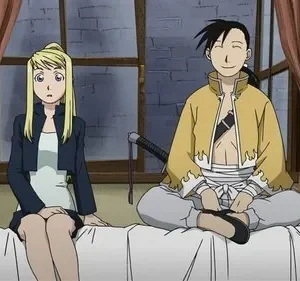 Winry e Ling de Fullmetal Alchemist em um quarto. Ela está surpresa, ele sorri alegre, sentado de pernas cruzadas na cama.