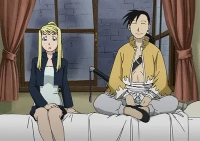 Winry e Ling de Fullmetal Alchemist em um quarto. Ela está surpresa, ele sorri alegre, sentado de pernas cruzadas na cama.