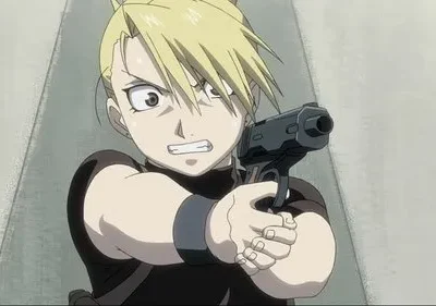 Riza Hawkeye (Fullmetal Alchemist) mira uma pistola, rosto suado e expressão determinada em ambiente tenso.