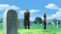 Fullmetal Alchemist:Brotherhood – T01E20:O Pai em Frente ao Túmulo 4 Em Fullmetal Alchemist,Edward Elric e Van Hohenheim observam lápides em um cemitério gramado. Céu azul e colinas no fundo.