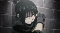 Fullmetal Alchemist:Brotherhood – T01E23:A Garota do Campo de Guerra 1 Izumi Curtis de Fullmetal Alchemist:Brotherhood,rosto ensanguentado,expressão de dor e determinação,encostada a uma parede escura.