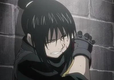 Izumi Curtis de Fullmetal Alchemist: Brotherhood, rosto ensanguentado, expressão de dor e determinação, encostada a uma parede escura.