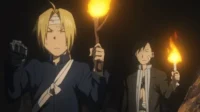 Fullmetal Alchemist:Brotherhood – T01E25:A Porta das Trevas 8 Edward Elric e Ling Yao de Fullmetal Alchemist em uma caverna escura,ambos segurando tochas com expressões sérias.
