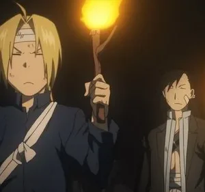Edward Elric e Ling Yao de Fullmetal Alchemist em uma caverna escura, ambos segurando tochas com expressões sérias.