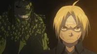 Fullmetal Alchemist:Brotherhood – T01E26:Reencontro 7 Edward Elric ferido e furioso encara;Envy,grotesco e sorridente com corpos,espreita no fundo escuro de Fullmetal Alchemist.