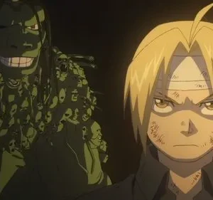 Edward Elric ferido e furioso encara; Envy, grotesco e sorridente com corpos, espreita no fundo escuro de Fullmetal Alchemist.