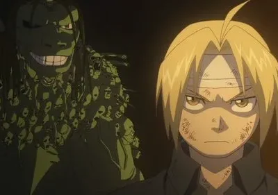 Edward Elric ferido e furioso encara; Envy, grotesco e sorridente com corpos, espreita no fundo escuro de Fullmetal Alchemist.