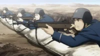 Quatro soldados de anime em uniformes azuis e capacetes miram rifles de uma trincheira de sacos de areia. Deserto árido. Tensão de combate em [Nome da Série/Filme].