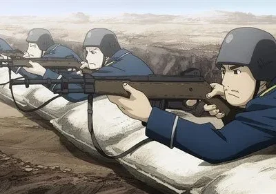 Quatro soldados de anime em uniformes azuis e capacetes miram rifles de uma trincheira de sacos de areia. Deserto árido. Tensão de combate em [Nome da Série/Filme].