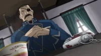 Fullmetal Alchemist:Brotherhood – T01E29:O Último Esforço de Um Tolo 5 King Bradley de Fullmetal Alchemist,sério,com tapa-olho e bigode,em uniforme militar azul. Na mesa,um relógio de bolso ensanguentado.
