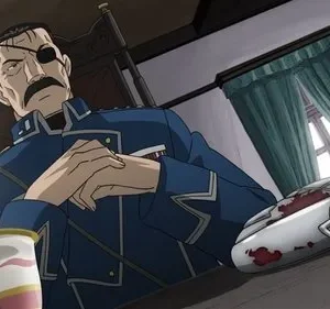King Bradley de Fullmetal Alchemist, sério, com tapa-olho e bigode, em uniforme militar azul. Na mesa, um relógio de bolso ensanguentado.