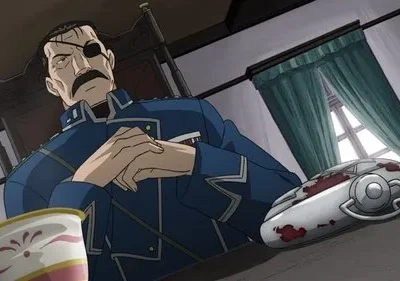 King Bradley de Fullmetal Alchemist, sério, com tapa-olho e bigode, em uniforme militar azul. Na mesa, um relógio de bolso ensanguentado.