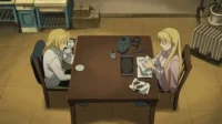 Fullmetal Alchemist:Brotherhood – T01E30:A Guerra de Aniquilação de Ishval 4 Fullmetal Alchemist:Edward Elric bebe enquanto Winry Rockbell limpa peças mecânicas em uma mesa. Cena tranquila e acolhedora.