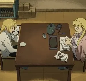 Fullmetal Alchemist: Edward Elric bebe enquanto Winry Rockbell limpa peças mecânicas em uma mesa. Cena tranquila e acolhedora.