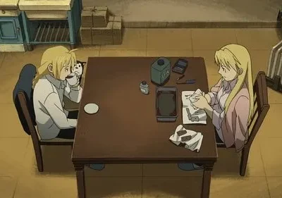Fullmetal Alchemist: Edward Elric bebe enquanto Winry Rockbell limpa peças mecânicas em uma mesa. Cena tranquila e acolhedora.