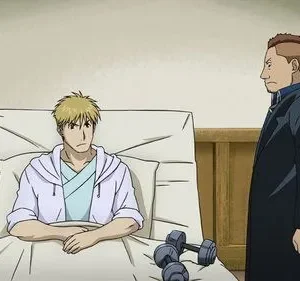 Fullmetal Alchemist: Brotherhood. Havoc na cama de hospital, olhando sério. Mustang o visita, com halteres no chão. Clima tenso.