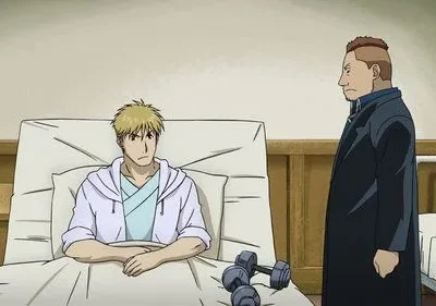 Fullmetal Alchemist: Brotherhood. Havoc na cama de hospital, olhando sério. Mustang o visita, com halteres no chão. Clima tenso.