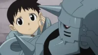 Fullmetal Alchemist:Brotherhood – T01E32:O Filho do Führer 2 Fullmetal Alchemist:Jovem Al com olhos curiosos ao lado da sua imponente armadura cinza com olhos vermelhos brilhantes.