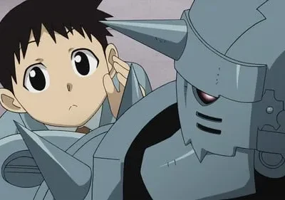 Fullmetal Alchemist: Jovem Al com olhos curiosos ao lado da sua imponente armadura cinza com olhos vermelhos brilhantes.