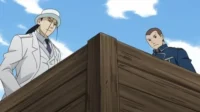 Fullmetal Alchemist:Brotherhood – T01E33:A Muralha de Briggs 1 Em Fullmetal Alchemist,um homem de terno branco e um militar de uniforme azul observam de cima de uma estrutura de madeira sob céu azul.