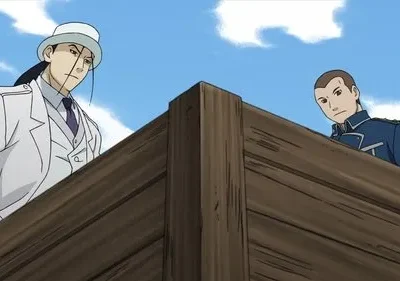 Em Fullmetal Alchemist, um homem de terno branco e um militar de uniforme azul observam de cima de uma estrutura de madeira sob céu azul.