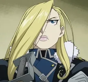 Olivier Armstrong de Fullmetal Alchemist: Mulher loira séria em uniforme militar azul e preto com gola de pele. Olhar determinado.