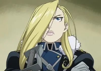 Olivier Armstrong de Fullmetal Alchemist: Mulher loira séria em uniforme militar azul e preto com gola de pele. Olhar determinado.